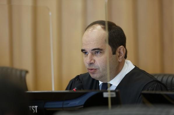Ministro Alberto Balazeiro em sessão de julgamento